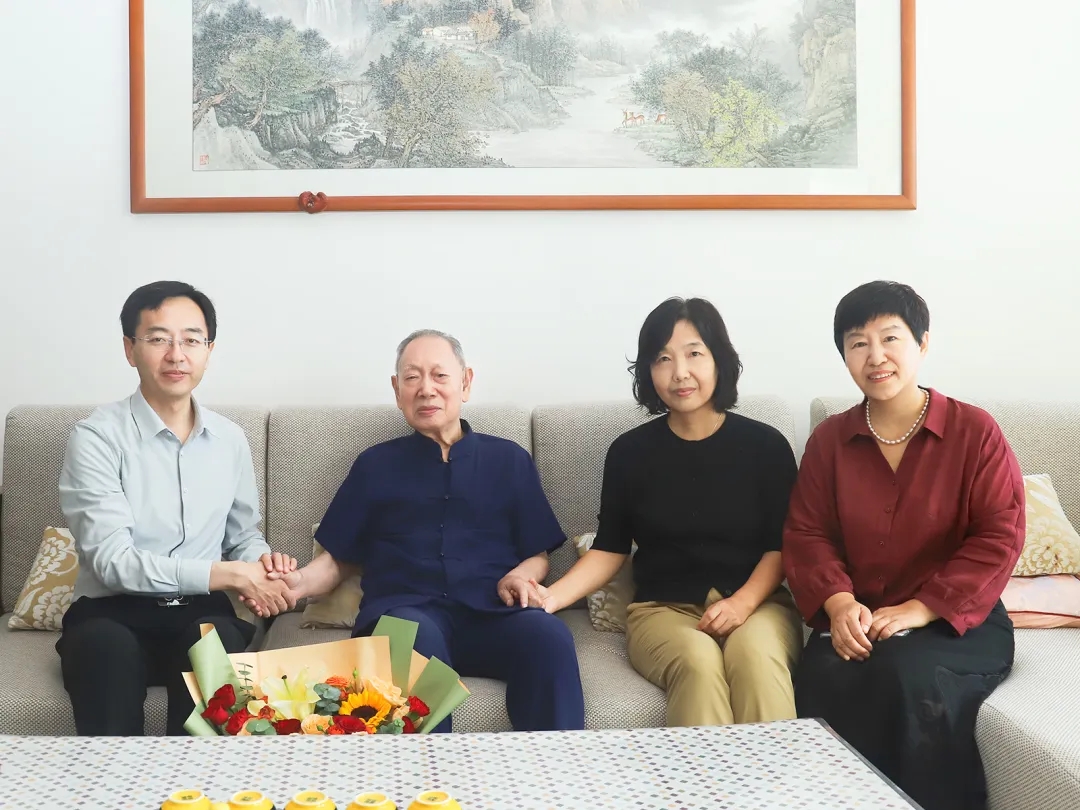 西苑医院山西医院领导班子教师节慰问退休专家教师代表